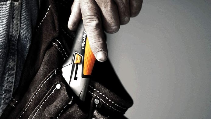 Нож с выдвижным лезвием Fiskars Pro CarbonMax (1027228) - 25 мм