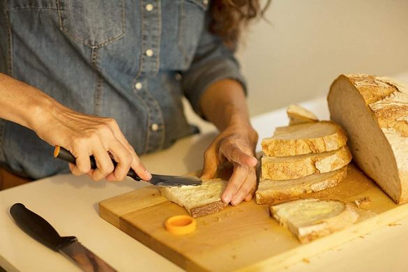 Кухонний ніж для хліба Fiskars Functional Form (1014210) - 23 см