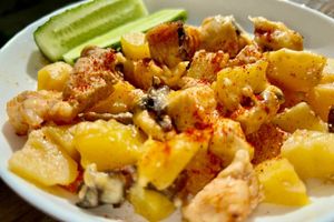 Картопля з куркою і грибами в духовці - Покроковий рецепт приготування страви