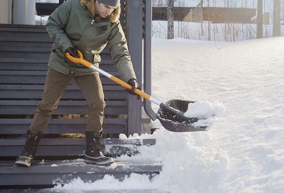 Лопата для збирання снігу Fiskars SnowXpert (1003468)
