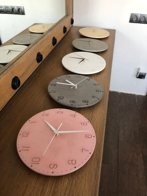 Современные настенные часы из бетона Marry Arti pink