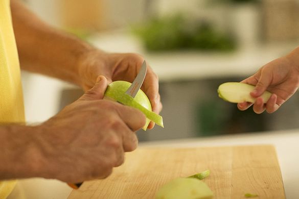 Кухонный нож для овощей изогнутый Fiskars Functional Form (1014206) - 7 см