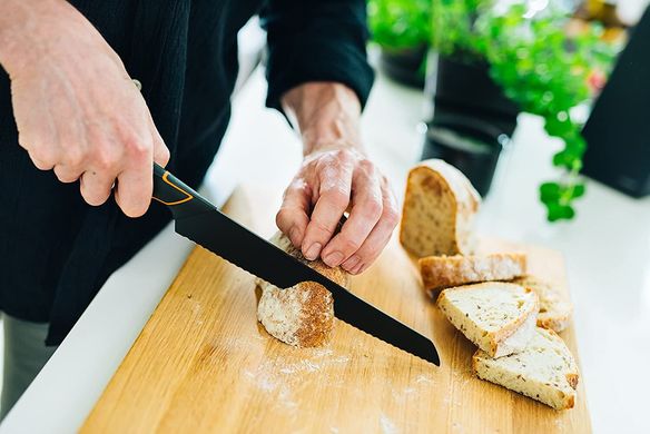 Кухонний ніж для хліба Fiskars Edge Black (1003093) - 23 см